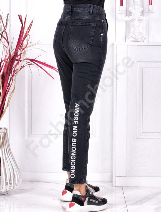 Ψηλόμεσο τζιν Mom Fit με επιγραφή