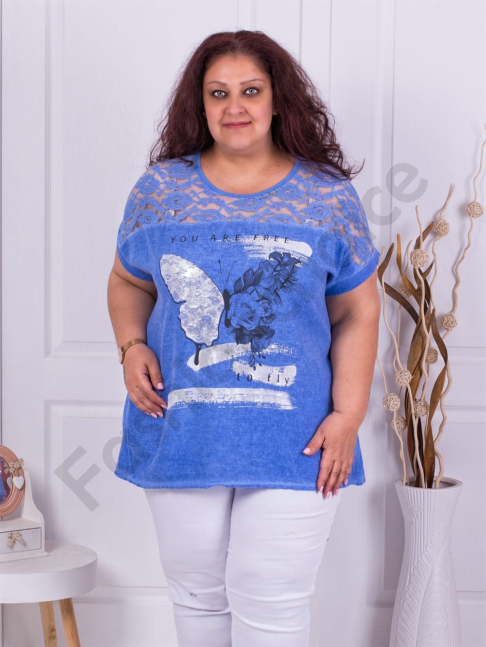 Plus size μπλούζα με απλικέ και δαντέλα στους ώμους-μπλε-κωδ 7525-1