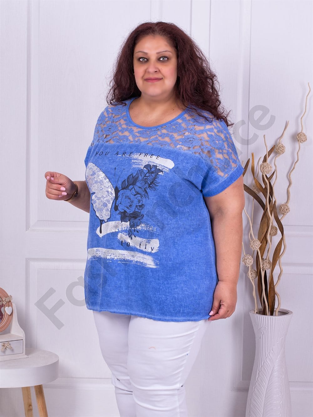 Plus size μπλούζα με απλικέ και δαντέλα στους ώμους-μπλε-κωδ 7525-1
