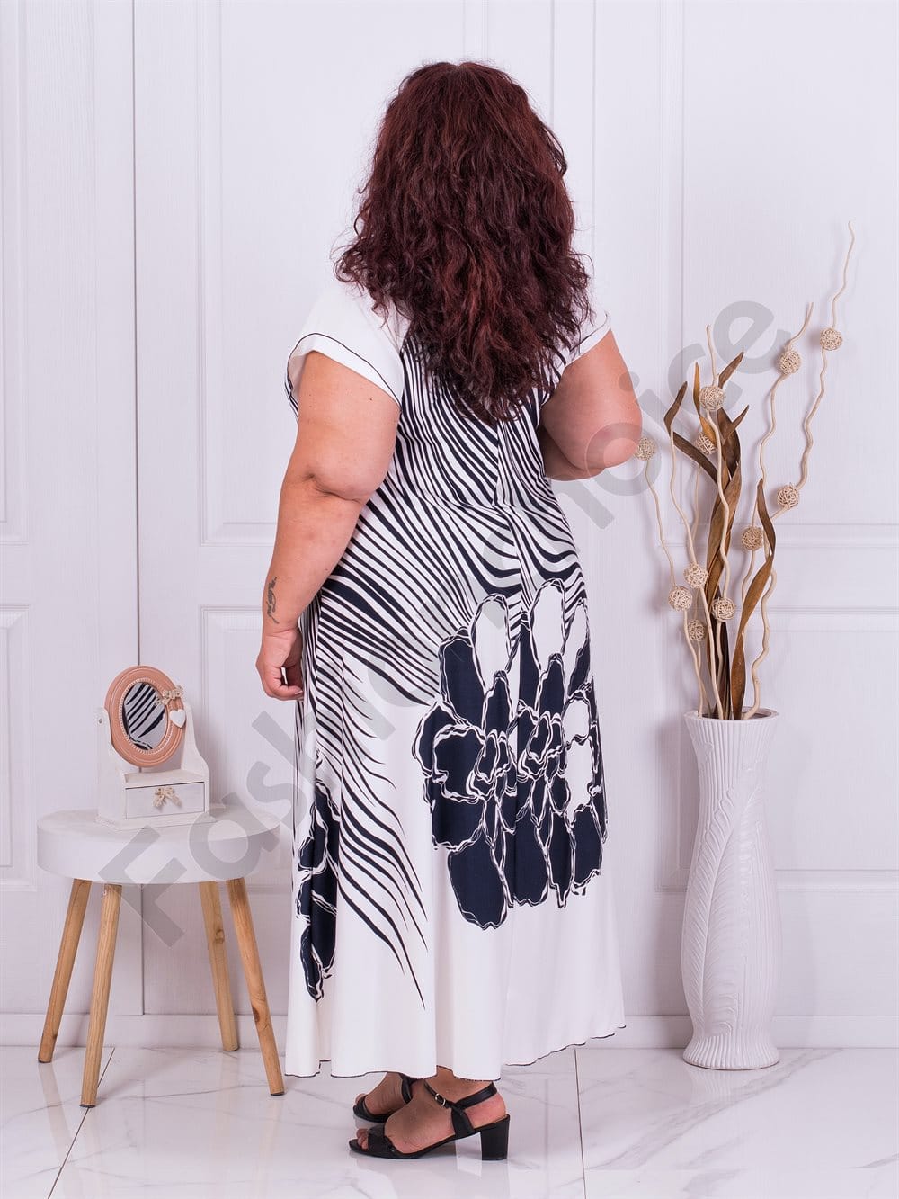 Plus size φόρεμα με μεγάλα λουλούδια-μαύρο-κωδ 587-2