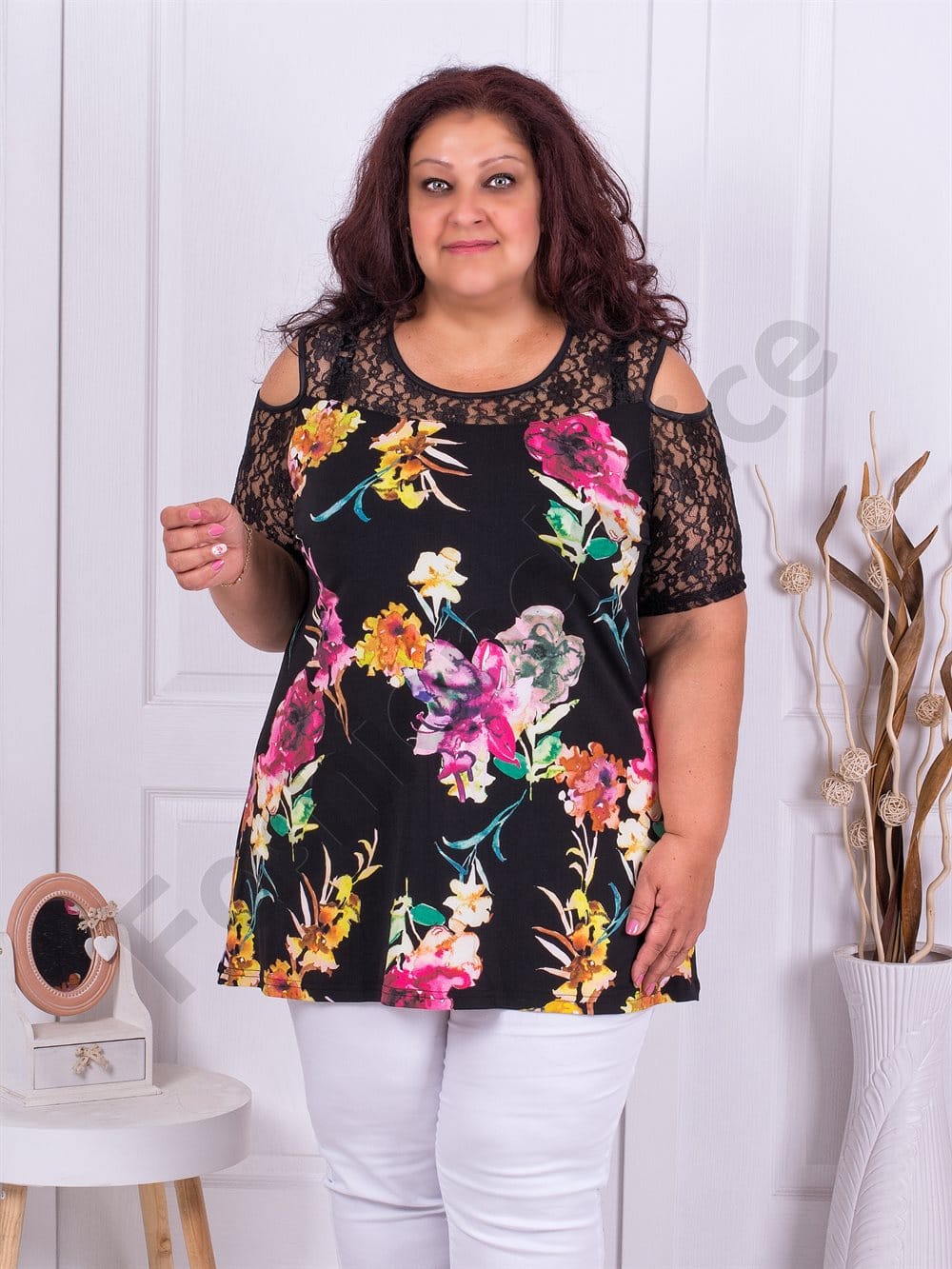 Plus size μπλούζα σε μαύρο με χρωματιστά λουλούδια-κωδ 911-2