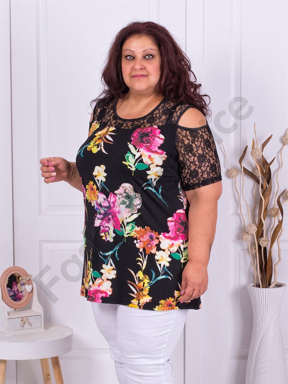 Plus size μπλούζα σε μαύρο με χρωματιστά λουλούδια-κωδ 911-2