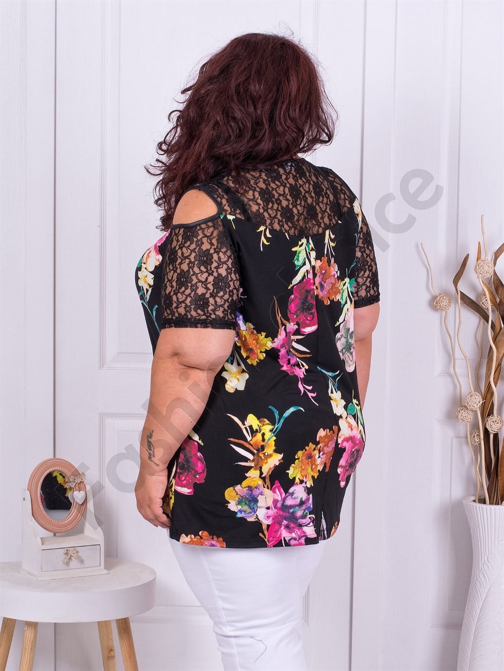 Plus size μπλούζα σε μαύρο με χρωματιστά λουλούδια-κωδ 911-2
