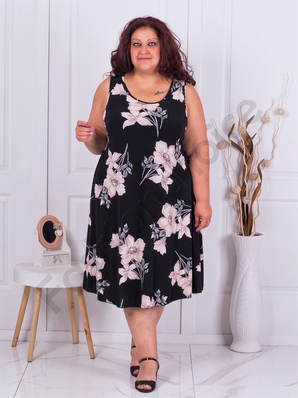 Plus size μαύρο φόρεμα με ανοιχτό ροζ λουλούδια-κωδ 6330-1
