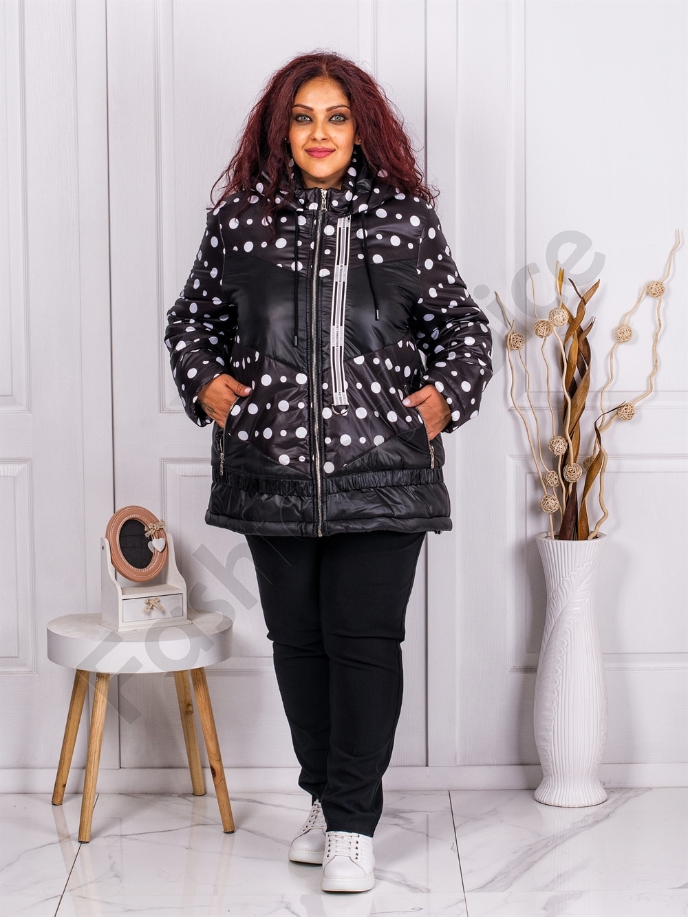 Plus size χειμωνιάτικο μπουφάν με πουά-μαύρο-κωδ 62090