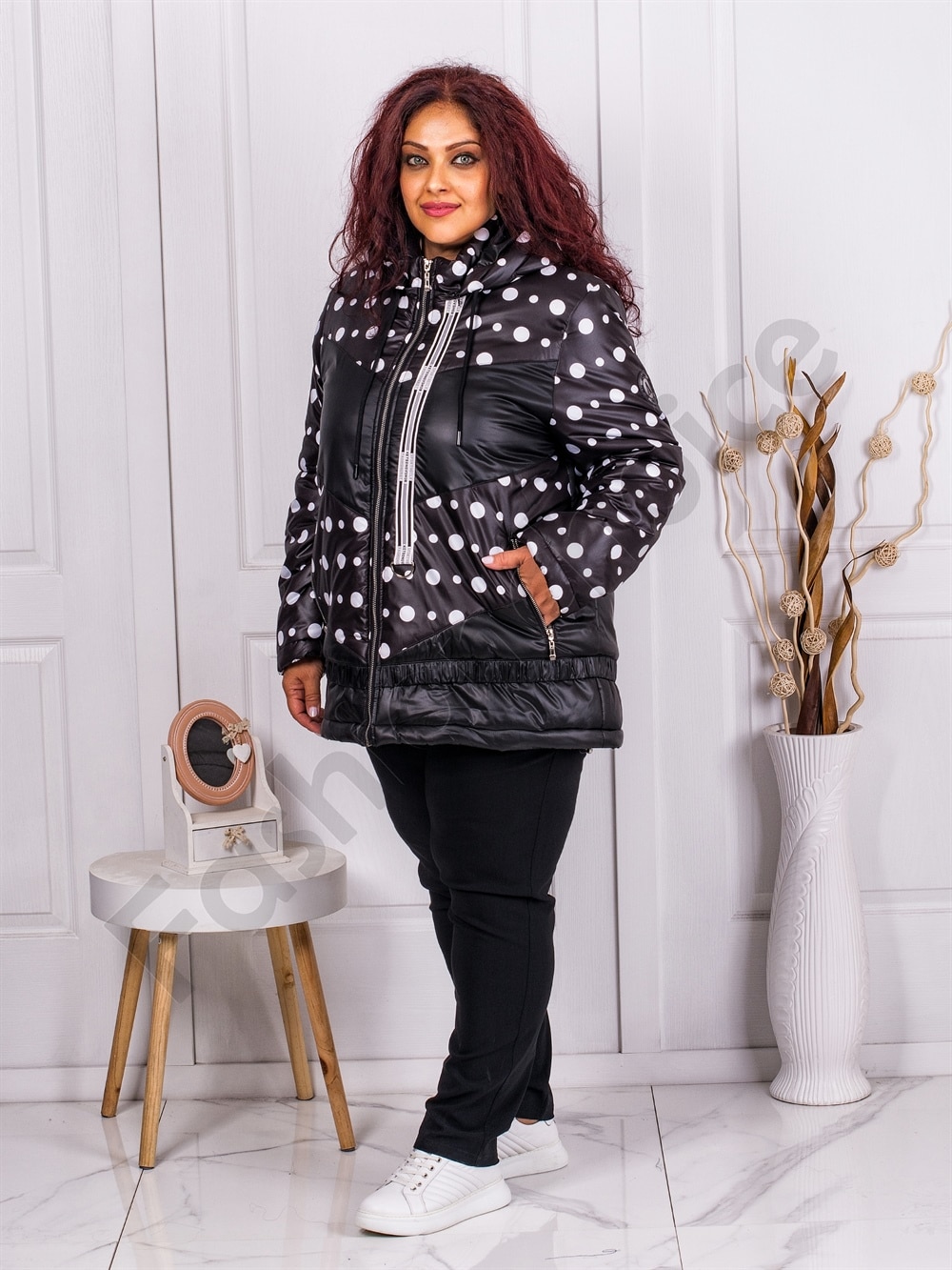 Plus size χειμωνιάτικο μπουφάν με πουά-μαύρο-κωδ 62090