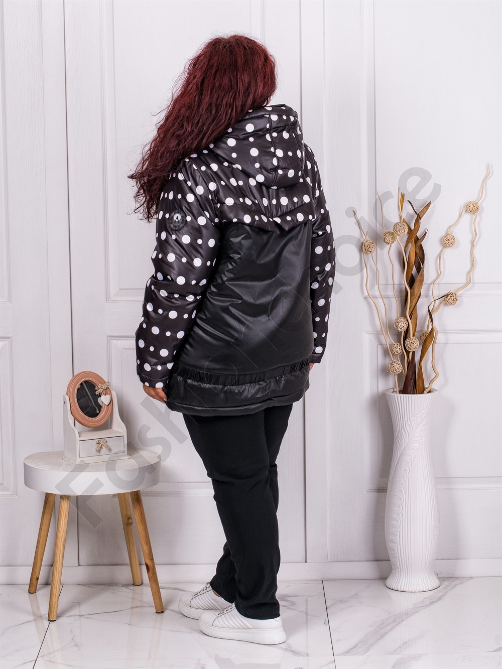 Plus size χειμωνιάτικο μπουφάν με πουά-μαύρο-κωδ 62090