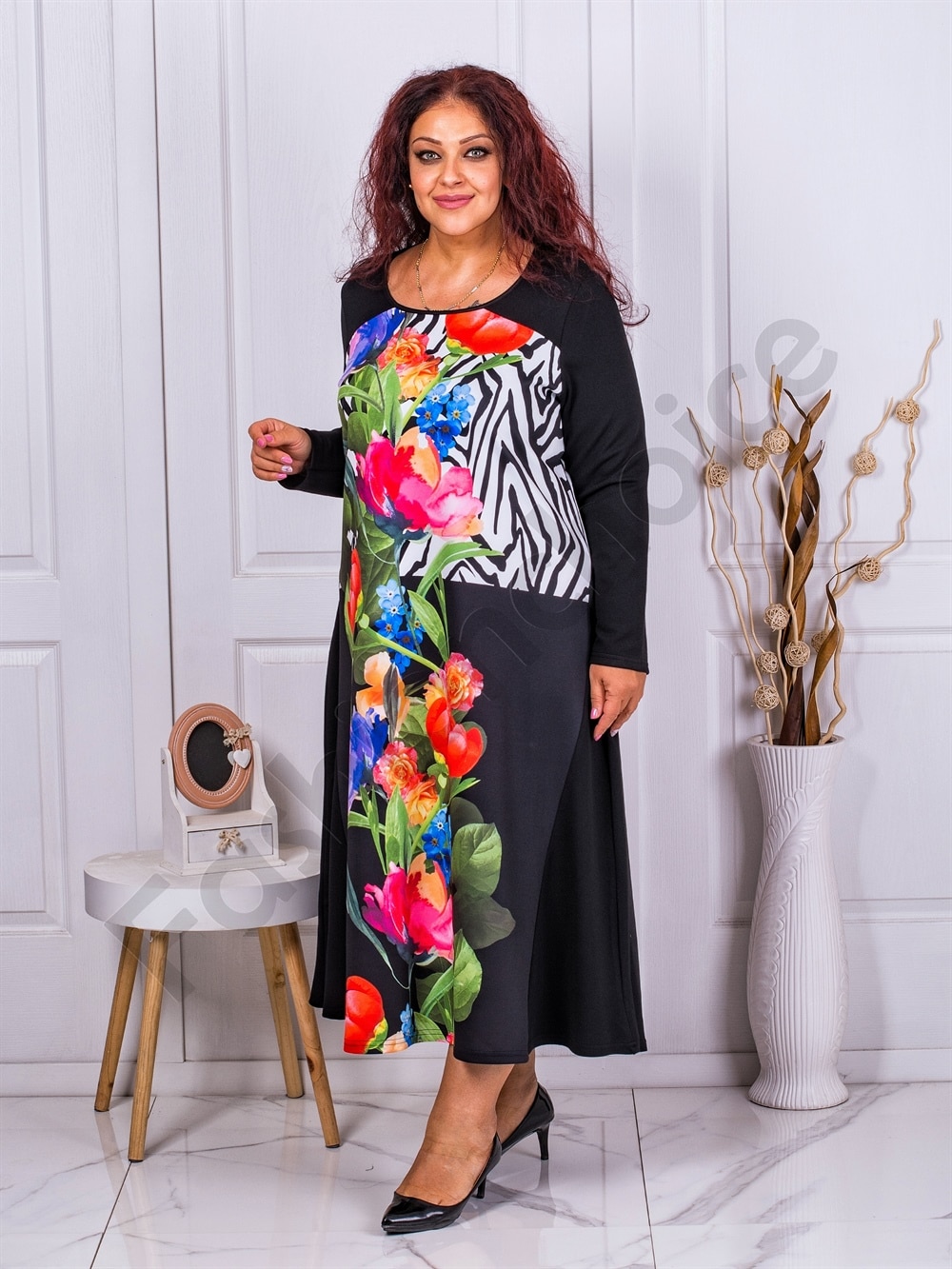 Plus size μαύρο φόρεμα με μεγάλα λουλούδια-κωδ 1379