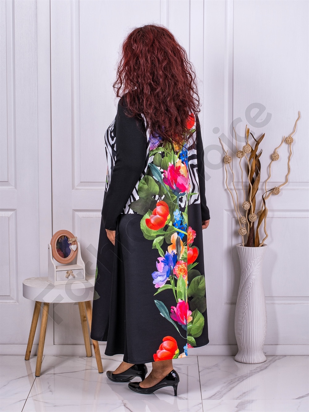 Plus size μαύρο φόρεμα με μεγάλα λουλούδια-κωδ 1379