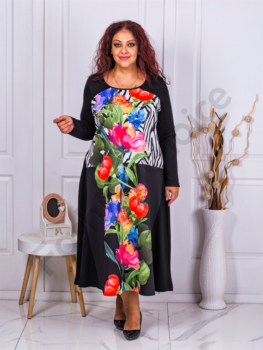 Plus size μαύρο φόρεμα με μεγάλα λουλούδια-κωδ 1379