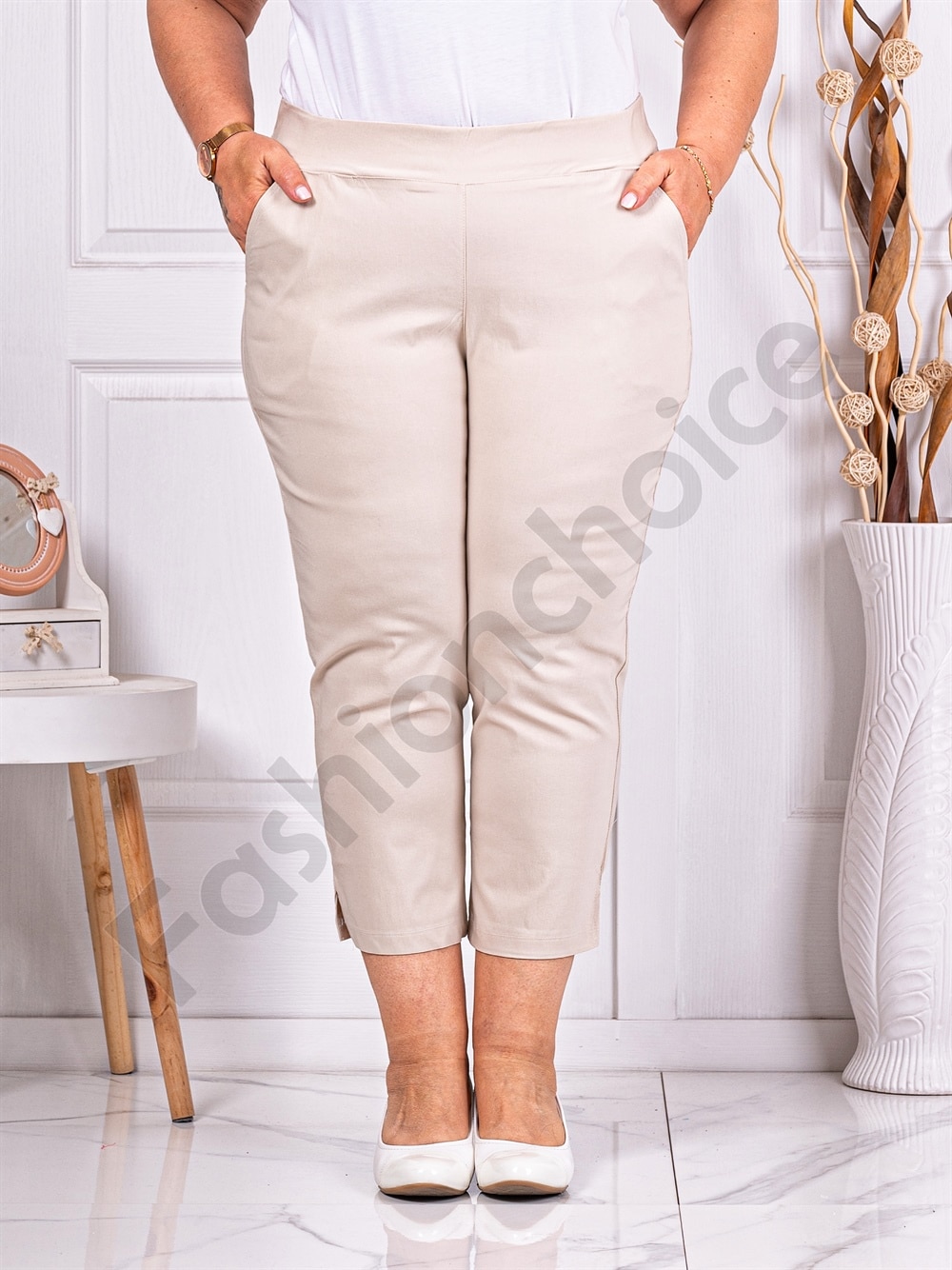 Plus size παντελόνι κάπρι σε μπεζ-κωδ 24238-4