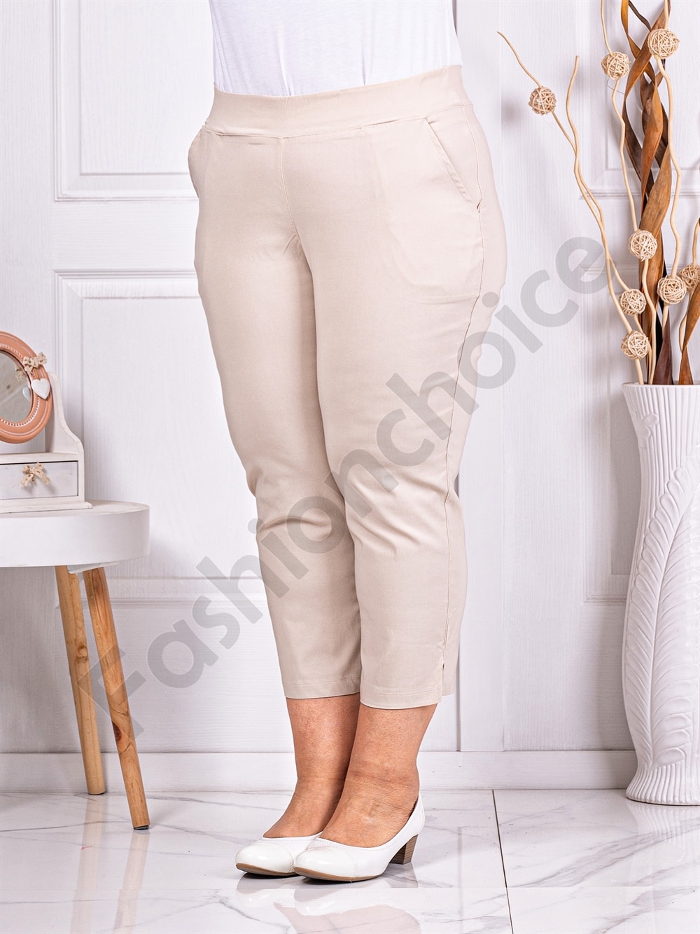 Plus size παντελόνι κάπρι σε μπεζ-κωδ 24238-4