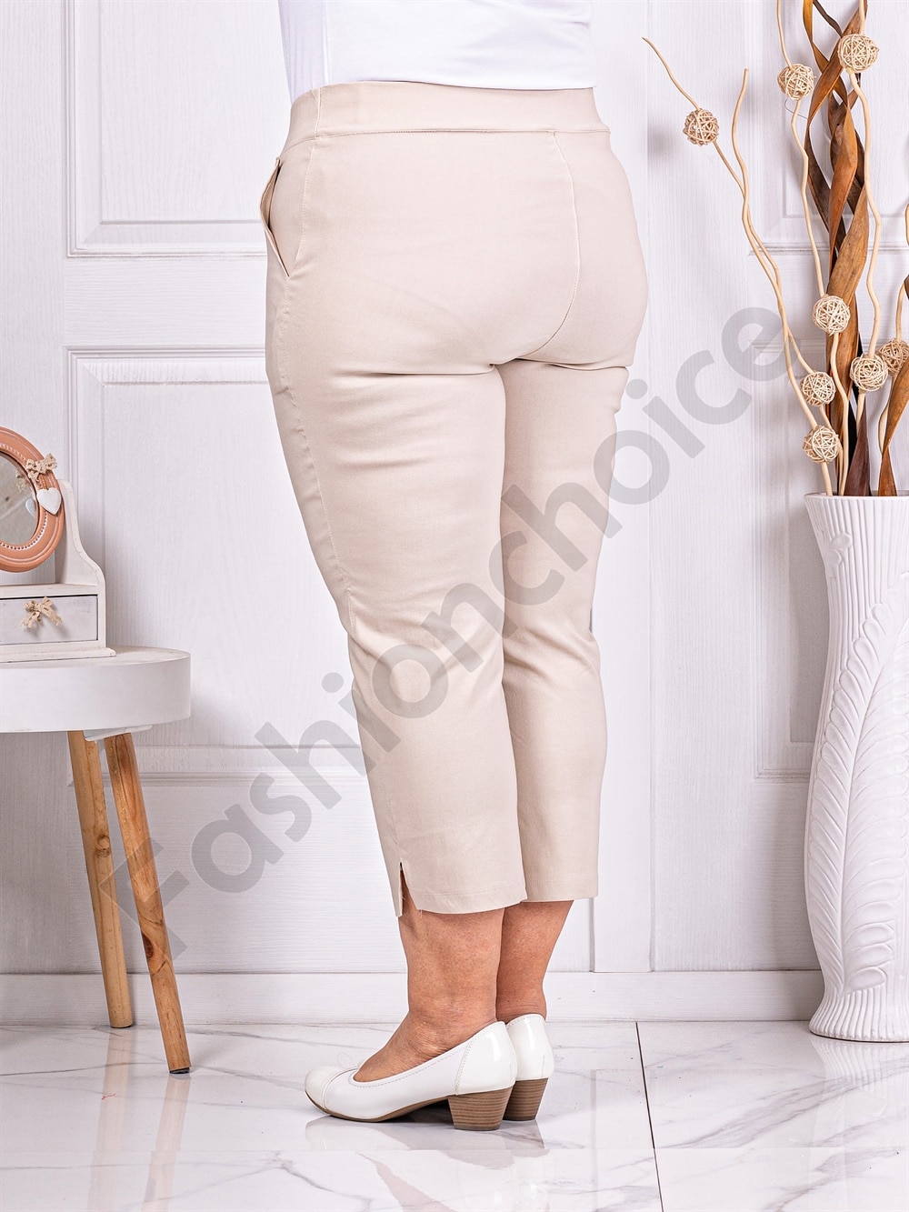 Plus size παντελόνι κάπρι σε μπεζ-κωδ 24238-4