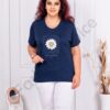 Plus size κοντομάνικη μπλούζα με τύπωμα μαργαρίτα-σκούρο μπλε-κωδ 24178-5