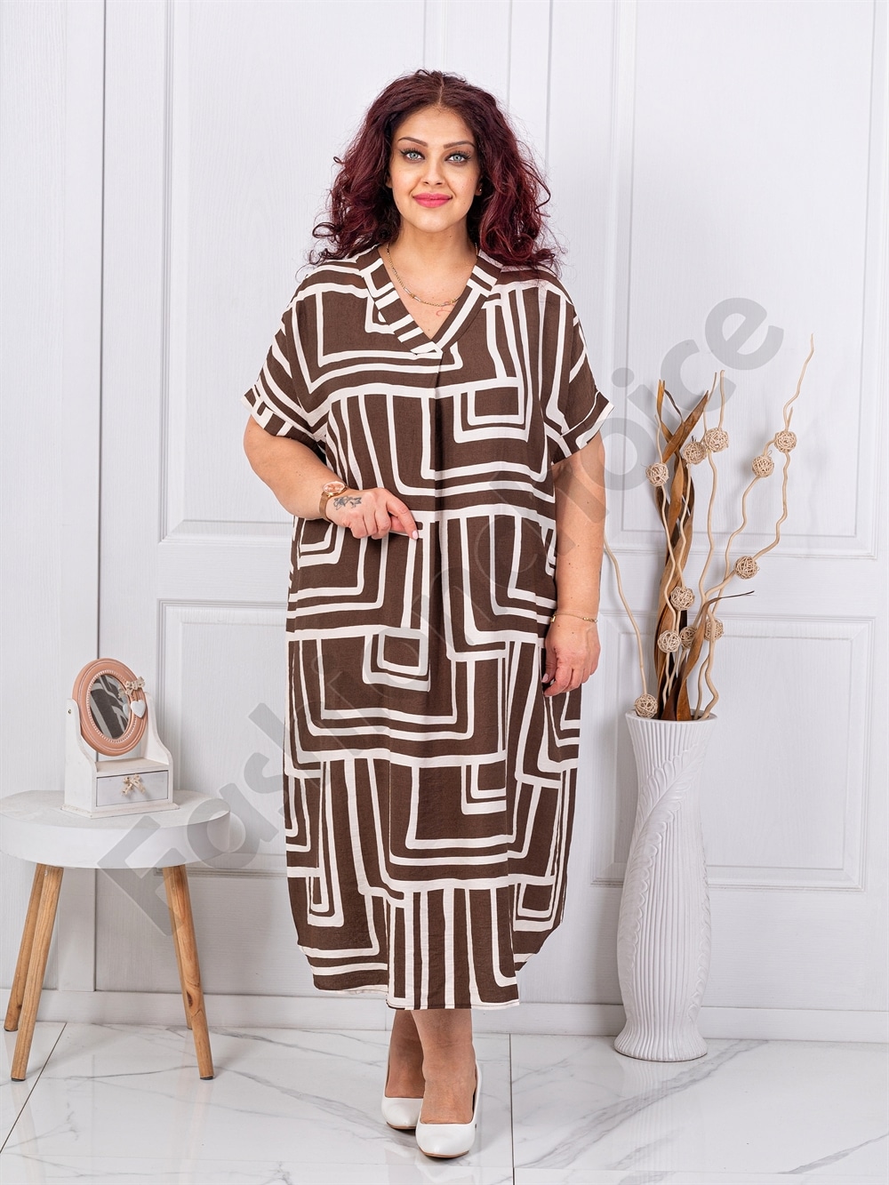 Plus size φόρεμα με γεωμετρικά σχήματα-καφέ-κωδ 8752