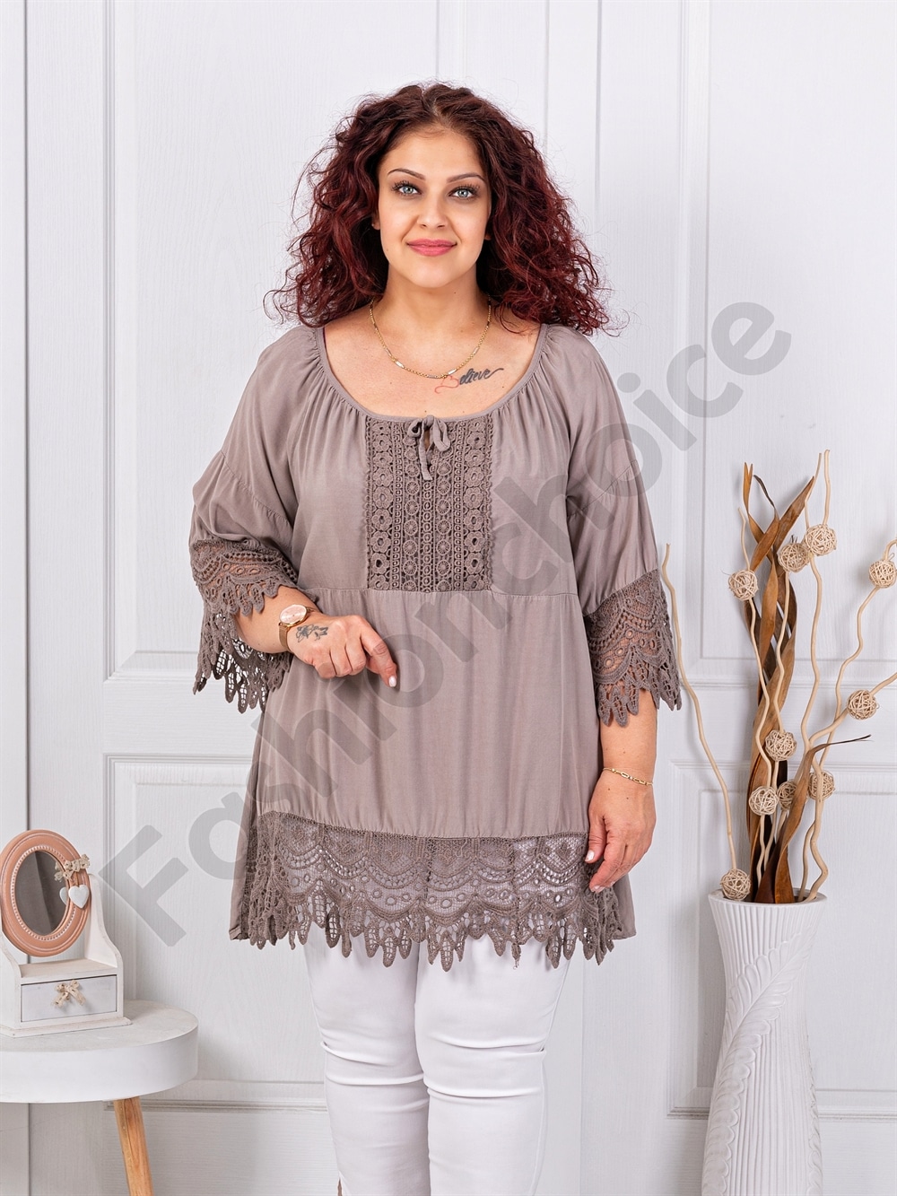 Plus size μπλούζα με δαντέλα στο τελείωμα-μόκα-κωδ 8385-1