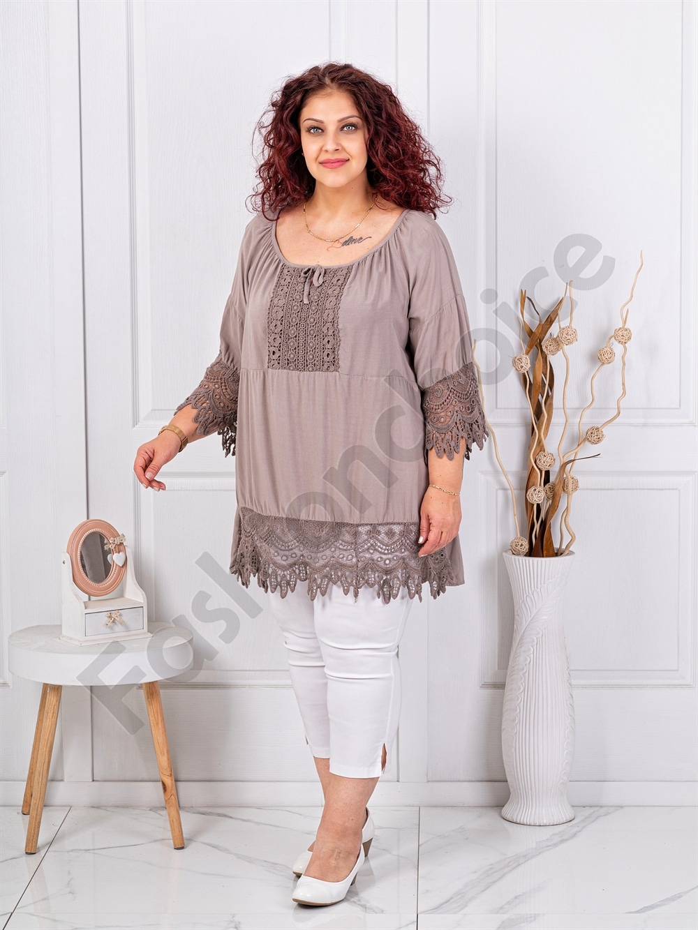 Plus size μπλούζα με δαντέλα στο τελείωμα-μόκα-κωδ 8385-1