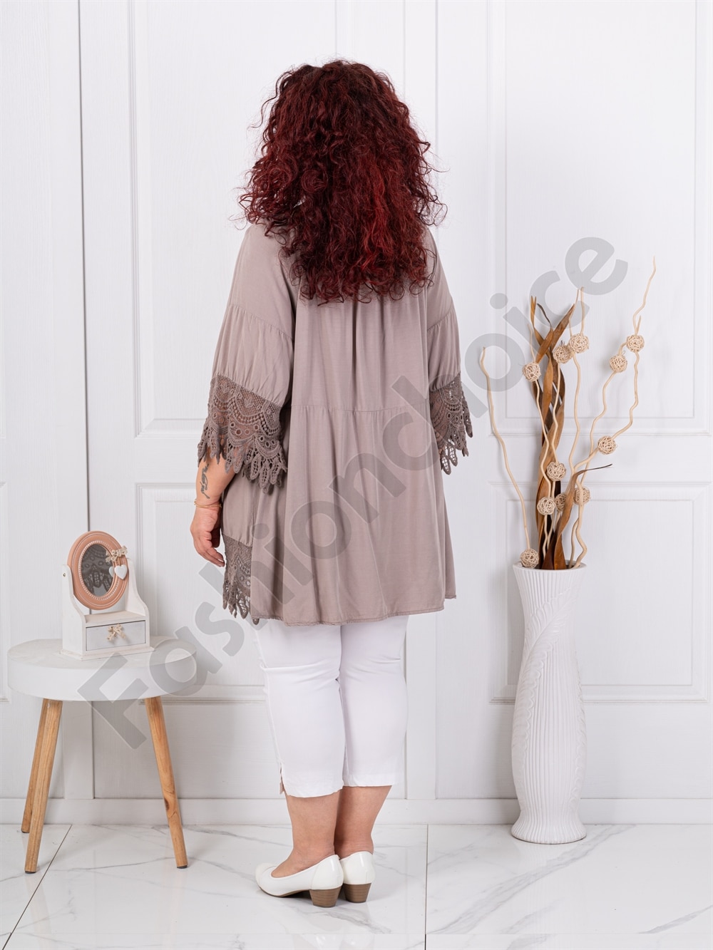 Plus size μπλούζα με δαντέλα στο τελείωμα-μόκα-κωδ 8385-1