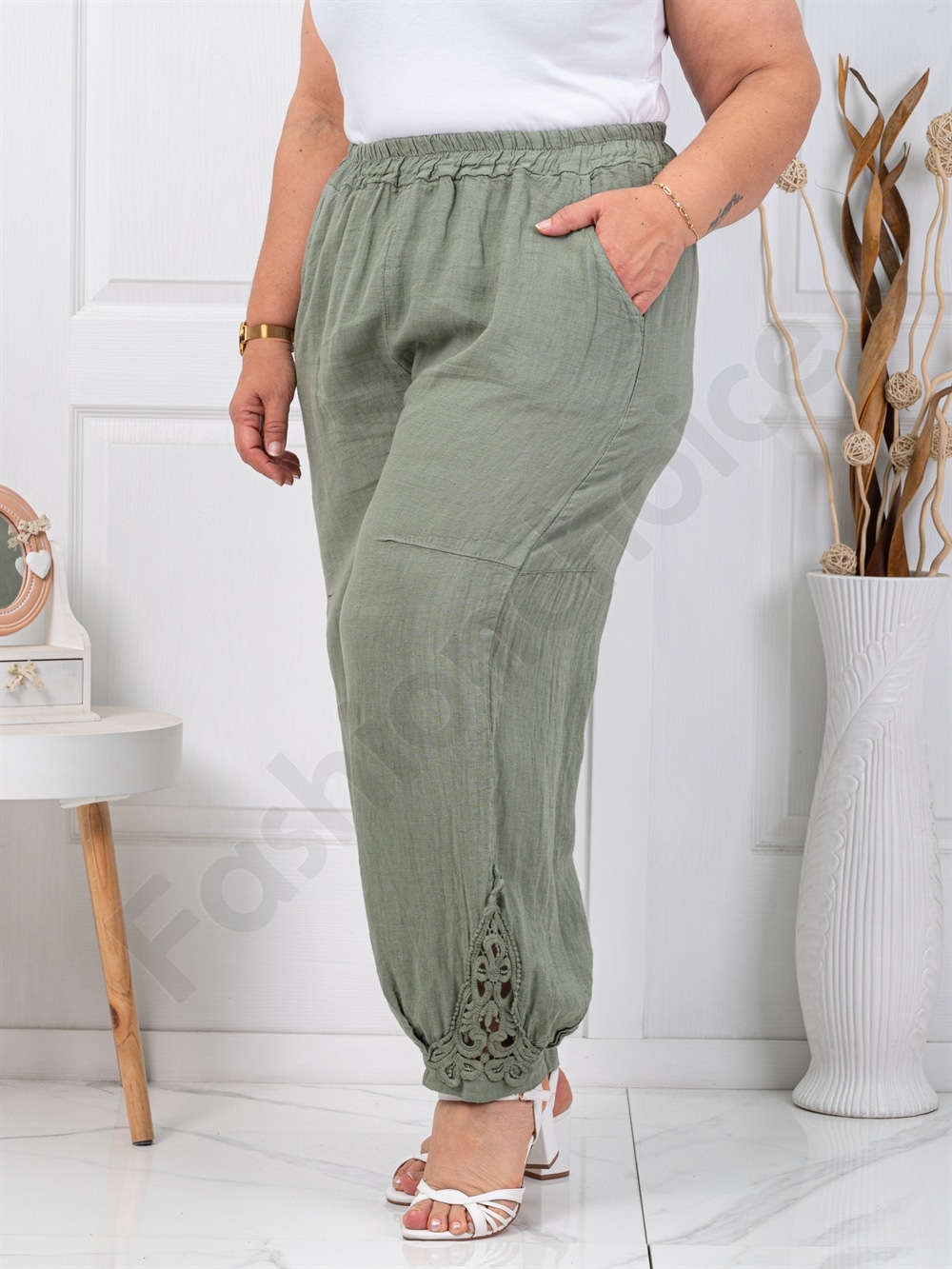 Plus size λινό παντελόνι με λεπτομέρεια δαντέλα-χακί-κωδ 62236-3