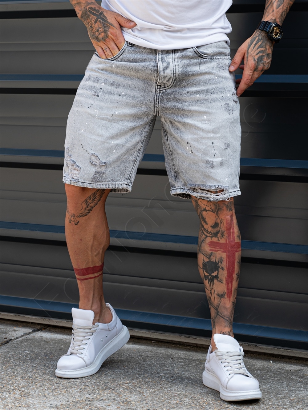 Ανδρική τζιν βερμούδα BOYFRIEND FIT με σκισίματα και πιτσιλιές-γκρι-κωδ 8492