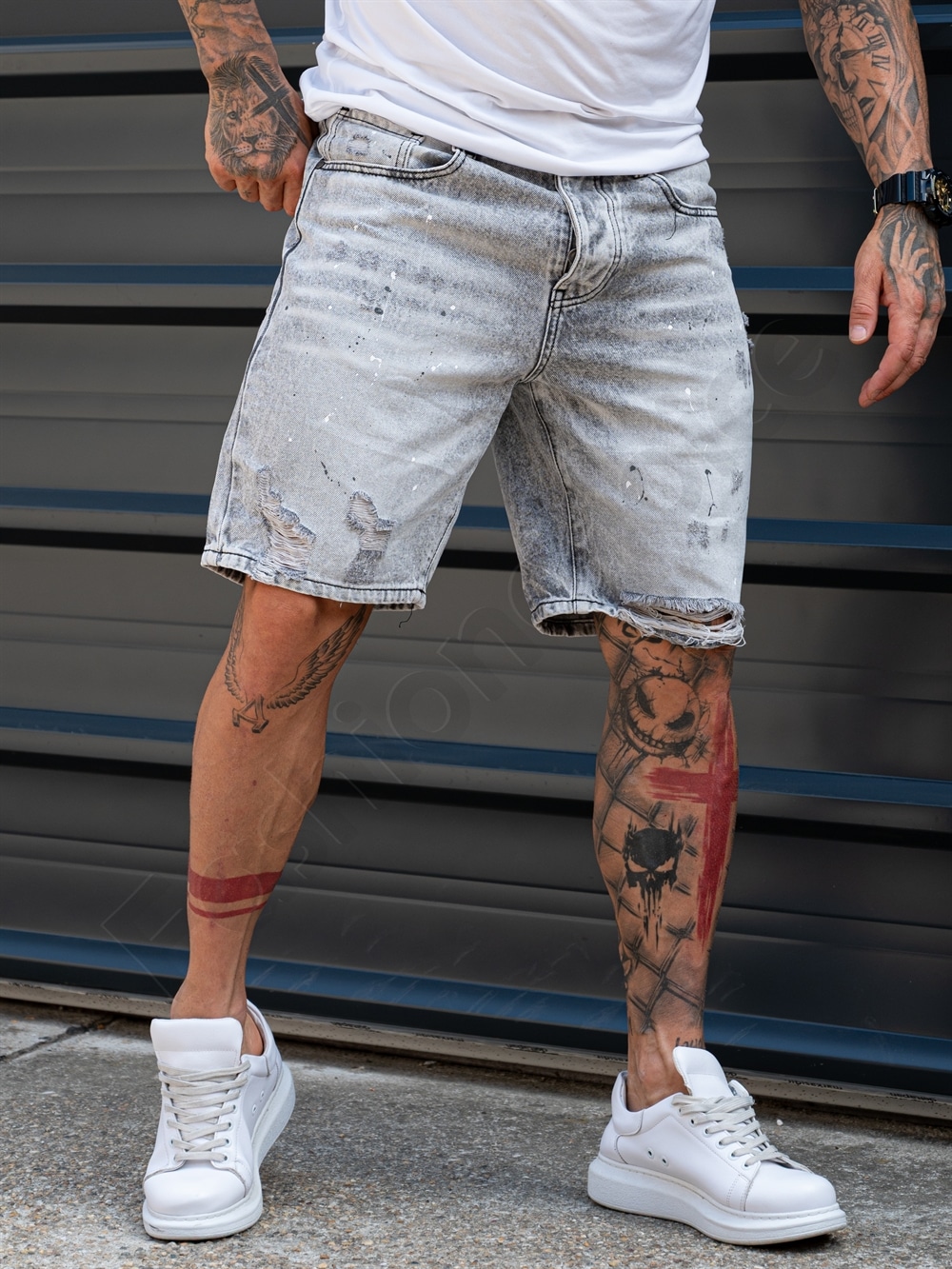 Ανδρική τζιν βερμούδα BOYFRIEND FIT με σκισίματα και πιτσιλιές-γκρι-κωδ 8492
