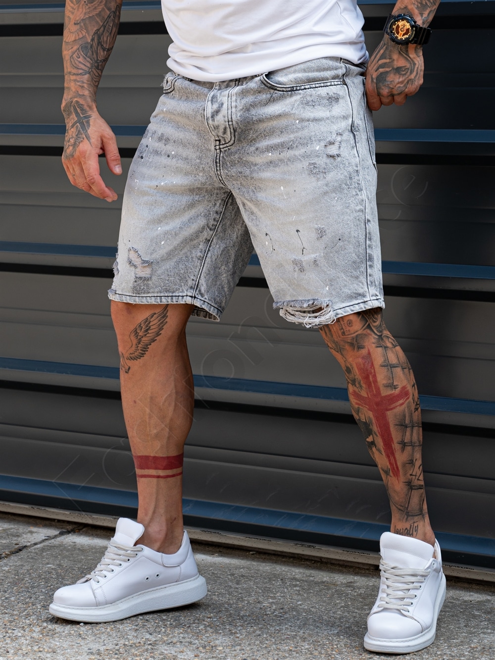 Ανδρική τζιν βερμούδα BOYFRIEND FIT με σκισίματα και πιτσιλιές-γκρι-κωδ 8492