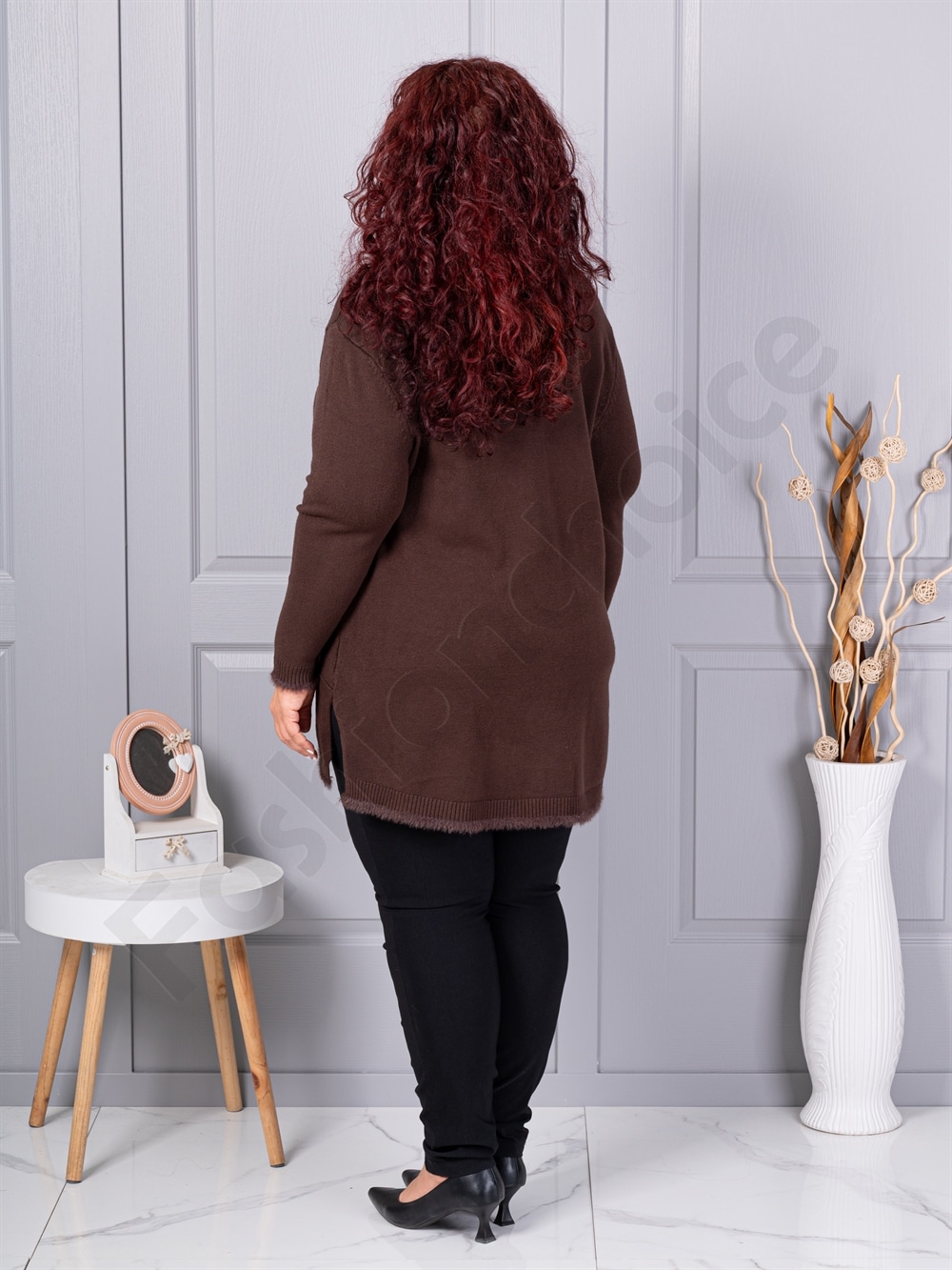 Plus size πλεκτή μπλούζα με χνουδωτή λεπτομέρεια-καφέ-κωδ 86831-1