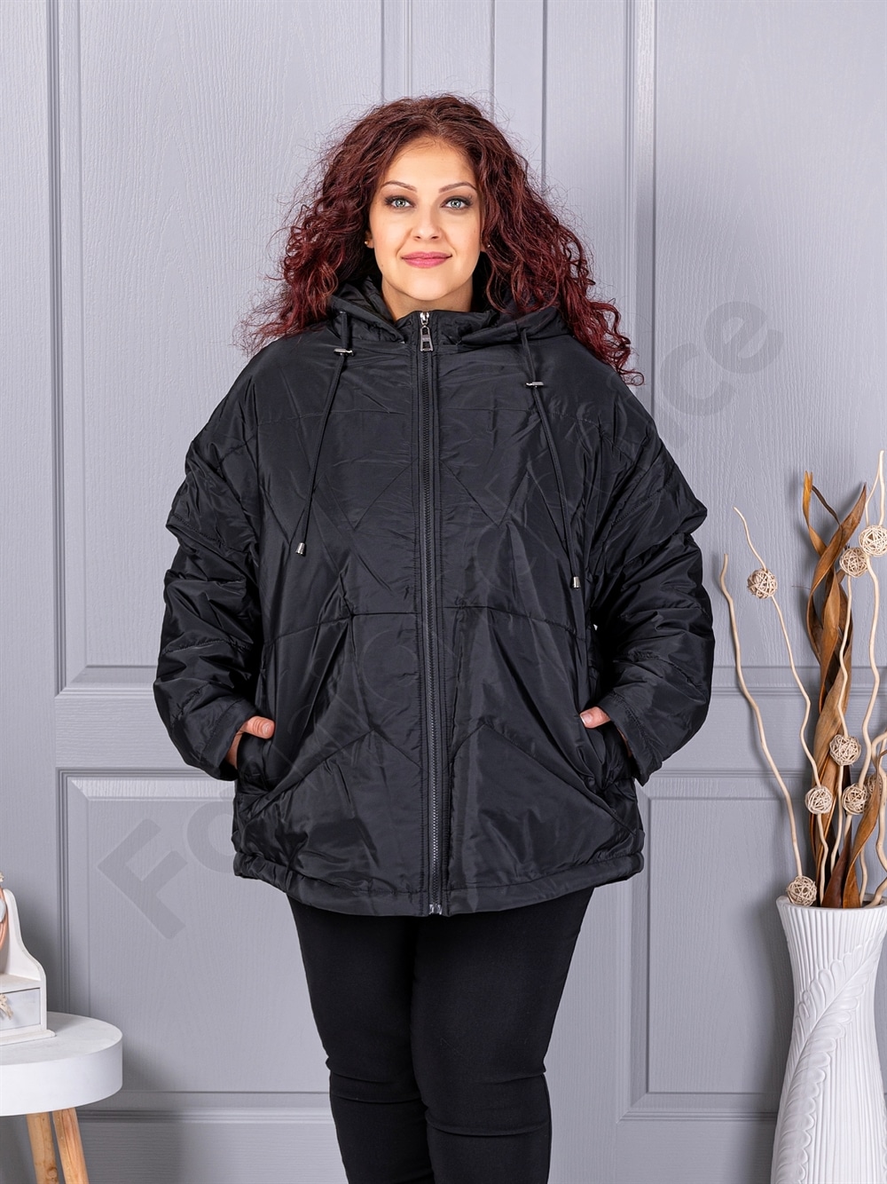 Plus size χειμερινό μπουφάν με κουκούλα-μαύρο-63280
