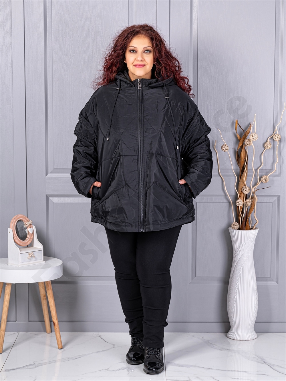 Plus size χειμερινό μπουφάν με κουκούλα-μαύρο-63280