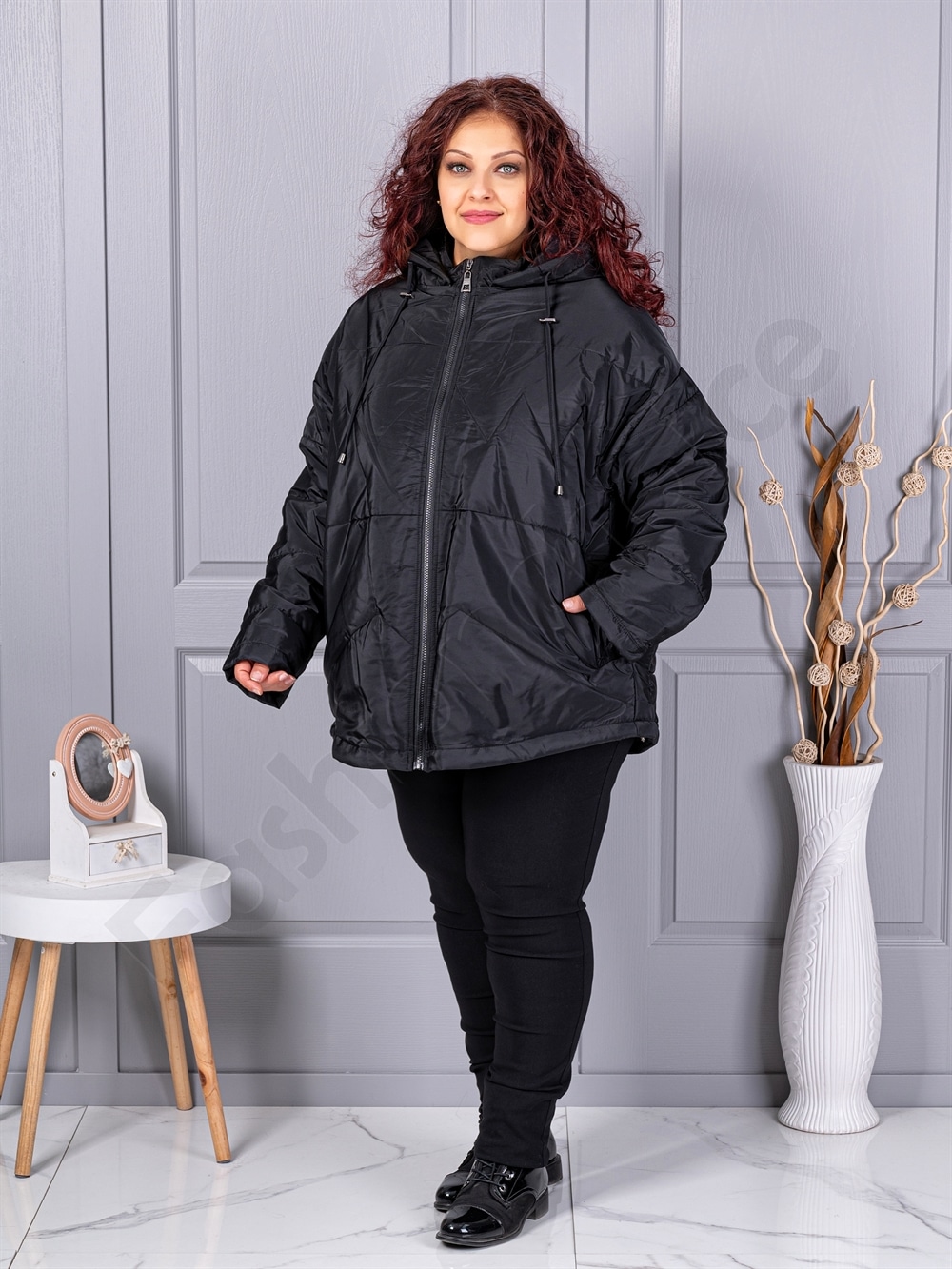 Plus size χειμερινό μπουφάν με κουκούλα-μαύρο-63280