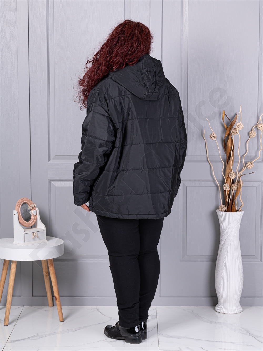 Plus size χειμερινό μπουφάν με κουκούλα-μαύρο-63280