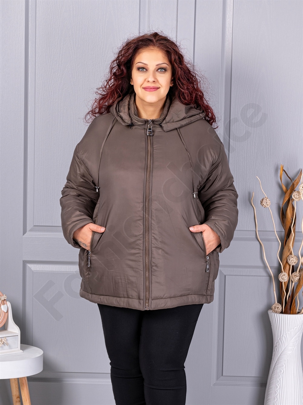 Plus size χειμερινό μπουφάν με κουκούλα-μόκα-κωδ 63279-1