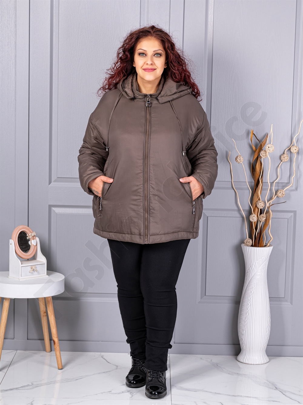 Plus size χειμερινό μπουφάν με κουκούλα-μόκα-κωδ 63279-1