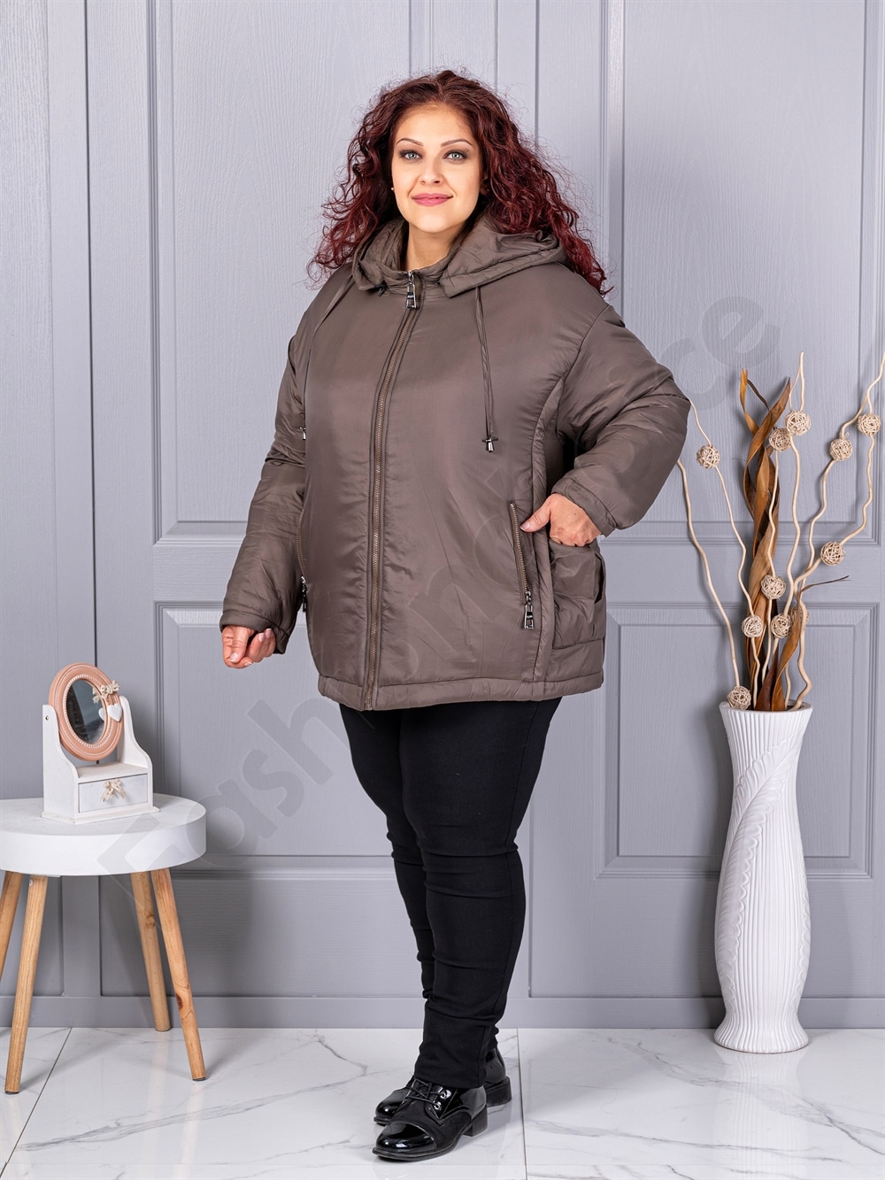 Plus size χειμερινό μπουφάν με κουκούλα-μόκα-κωδ 63279-1
