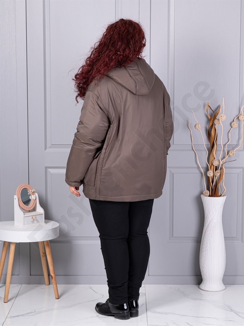 Plus size χειμερινό μπουφάν με κουκούλα-μόκα-κωδ 63279-1